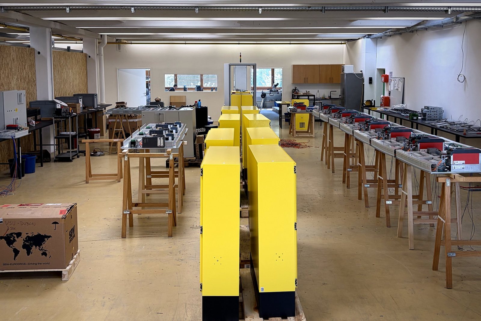 Series production of yellow control panels in the WHP solutions production hall in Hallwang