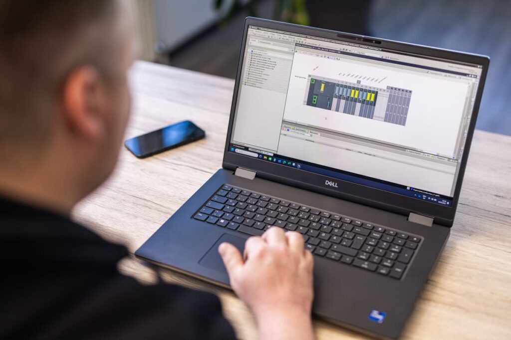 Laptop mit Ansicht einer Hardwarekonfiguration einer Siemens SPS